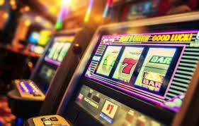 Live Roulette စားပွဲနှင့် နှောင်းတံဖြင့် ကစားနေသောမြင်ကွင်း
